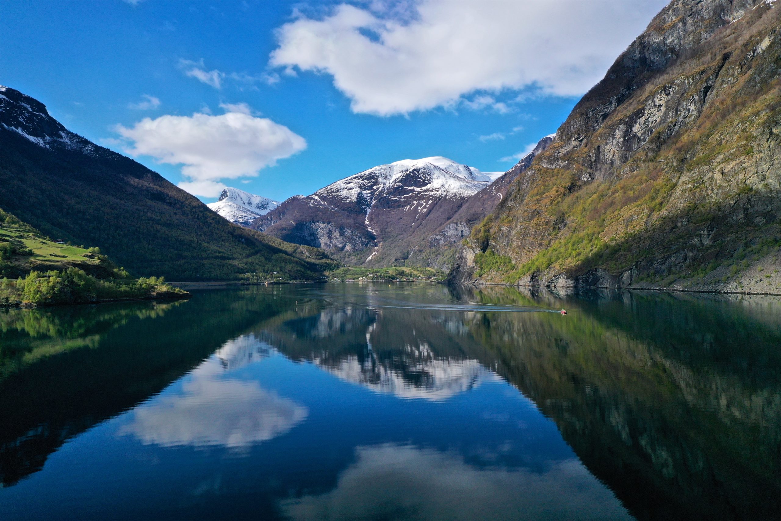 Flåm is located at the innermost part of the Aurlandsfjord, which is a branch of the Sognefjord.