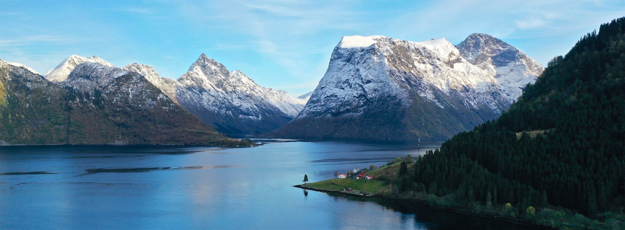 Games of Drones. Hjørundfjorden med Hustadneset og fjellene Slogen og Stålberghornet i bakgrunnen.