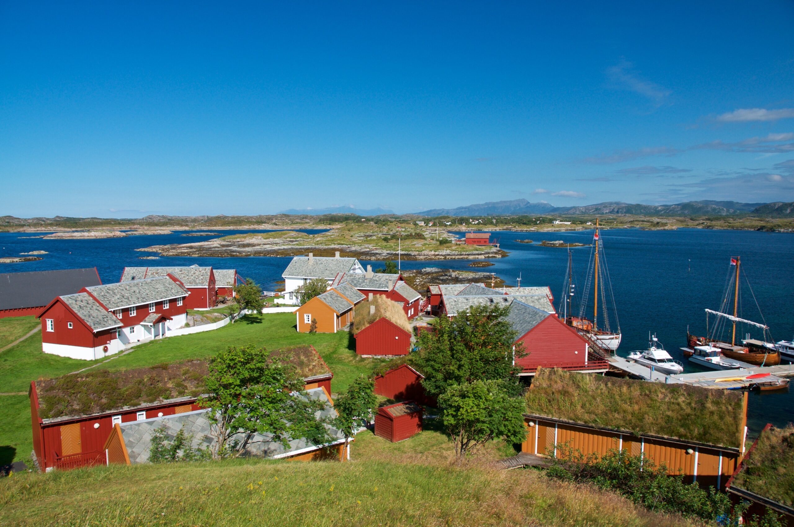 Idyllisches Håholmen an der Küste abseits der Atlantikstraße.