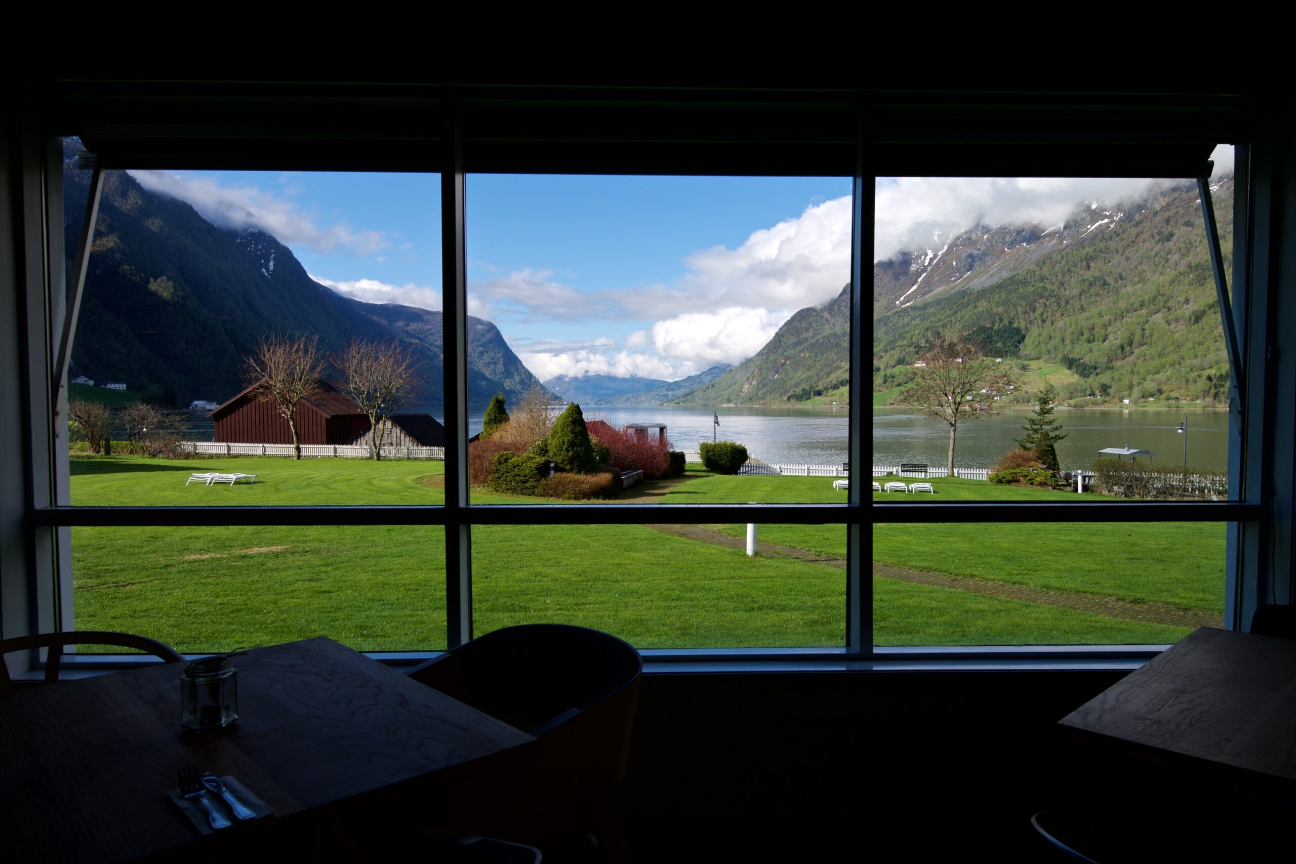 Blick vom Restaurant des Skjolden Hotels auf den Lustrafjord.