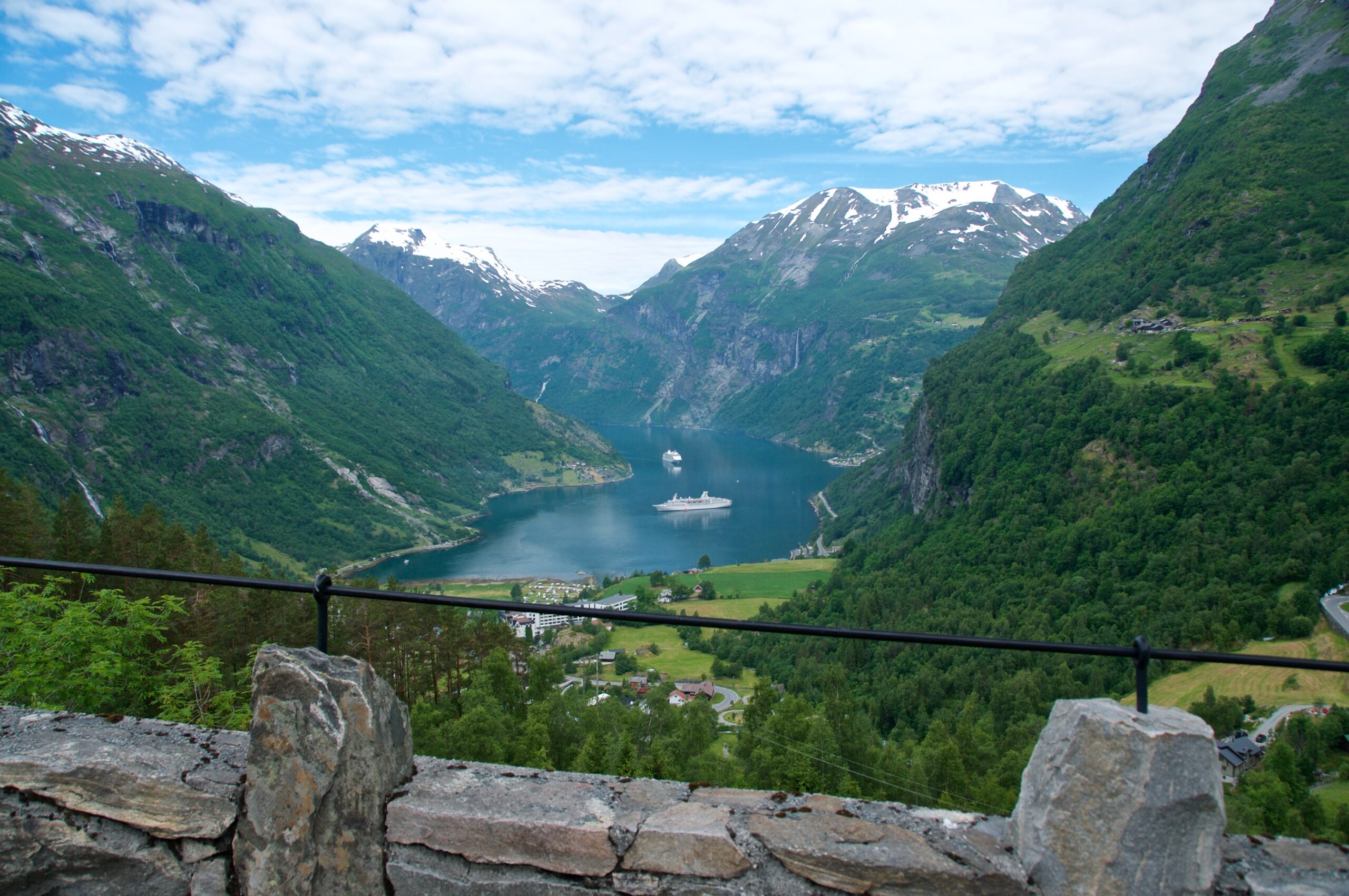 Blick von der Straße unterhalb des Hotels Utsikten in Geiranger.