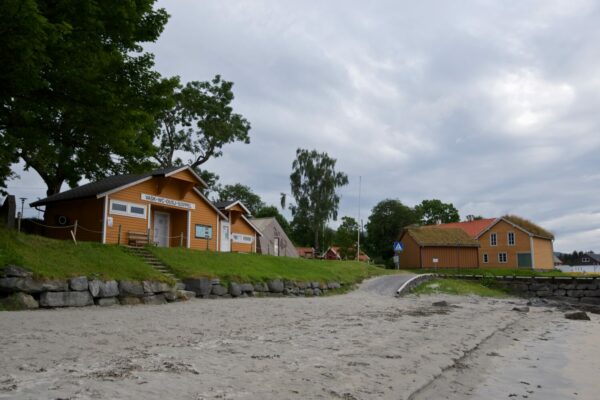 Public toilet and showers at Seljesanden Beach in Selje.